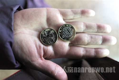 市民买到的羊年纪念币
