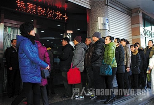 银行门口排满了市民