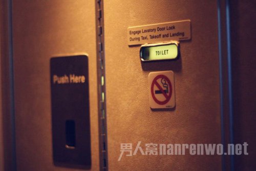 飞机上洗手间的门其实不需要钥匙就能轻松从外面打开