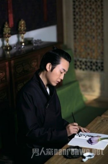 李玉刚练书法
