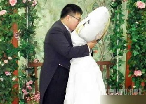 和枕头结婚的男人