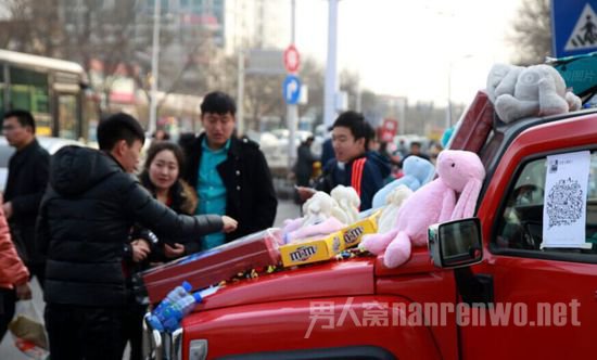 大学生开悍马摆摊
