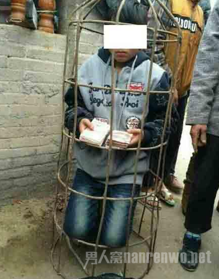 10岁男孩偷钱遭困猪笼