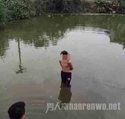 广西10岁男孩偷钱被勒令脱下上衣，走下池塘中间浸泡