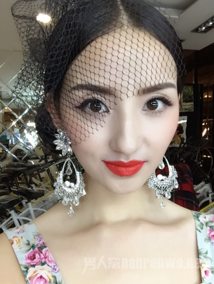 人民大会堂服务员11年后做模特晒私照