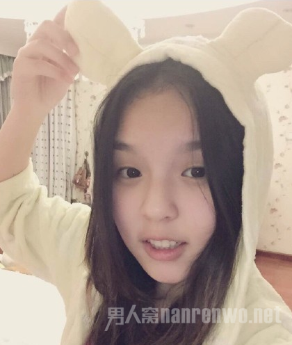 哈文将女儿培养成小谐星 跟李咏气质神似