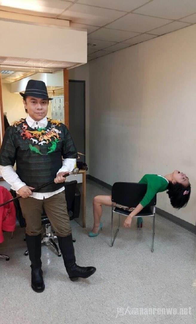 蔡康永再爆后台照 小S摊椅子上腿太开
