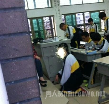 中学生跪着被老师批评