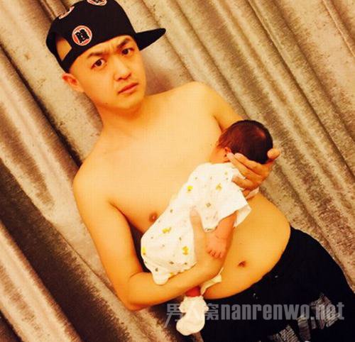 包贝尔被女儿咬到面部狰狞
