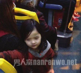 光脚手拿铁链