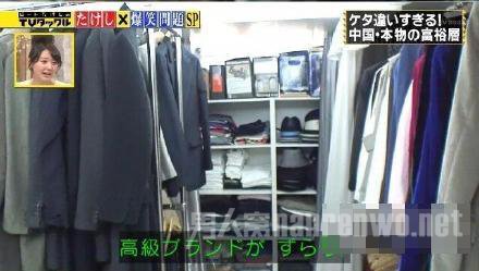 高级服饰堆积在衣柜里