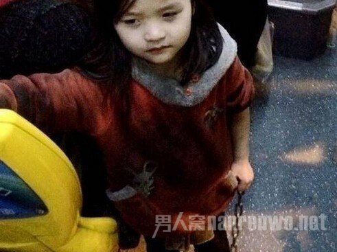 女孩手持铁链乘车