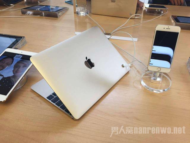 金色苹果MacBook