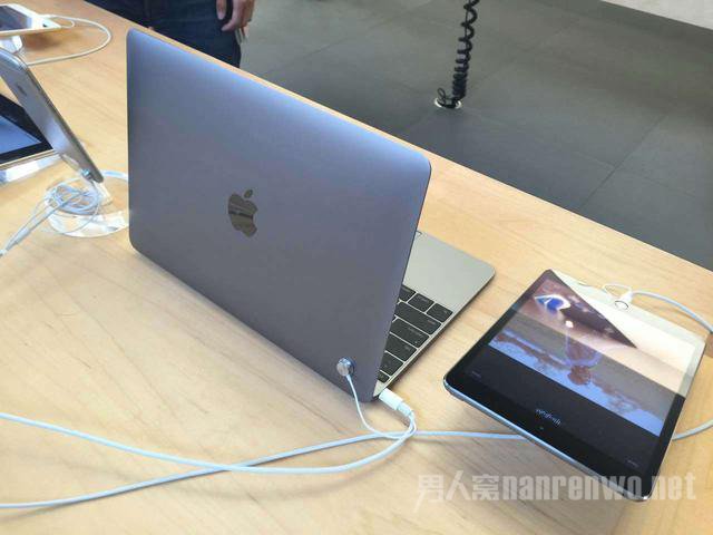 银色苹果MacBook