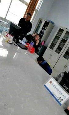 女警吃零食说脏话