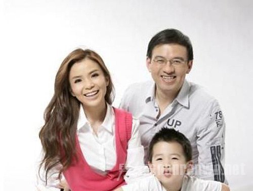央视美女主播朱迅的老公王志