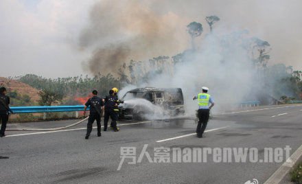 运钞车起火