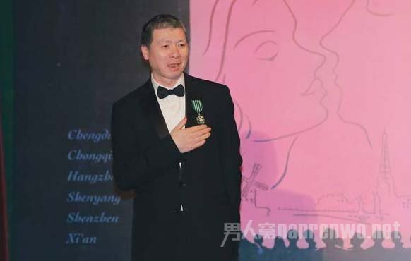 冯小刚参加法国骑士勋章授勋仪式 想拍《我不是潘金莲》