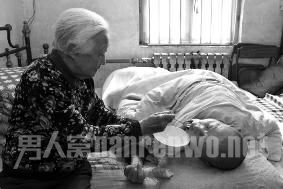 88岁老妇照顾瘫痪儿子