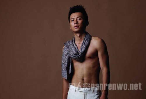李晨漂亮肌肉线条