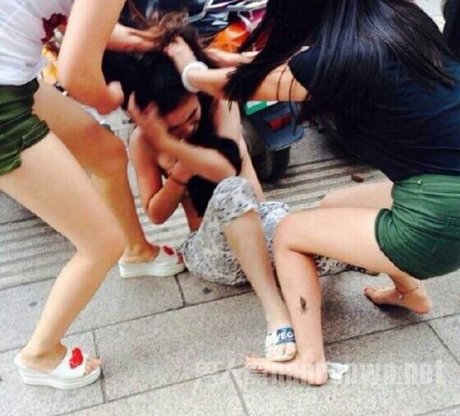 女生上学路上被围殴脱衣