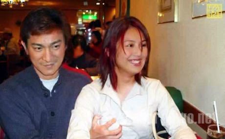 刘德华猥琐表情：手摸杨千桦胸部竟然如此自然