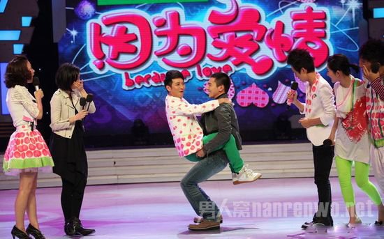 赵又廷猥琐表情：贴面挺举李维嘉，据说是因为爱情