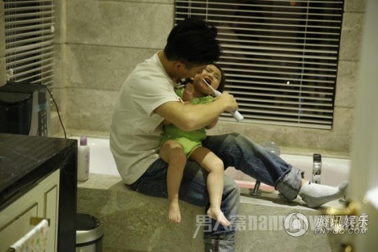 奥莉被强制刷牙