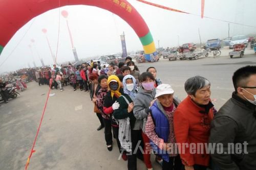 万人排队领免费油米