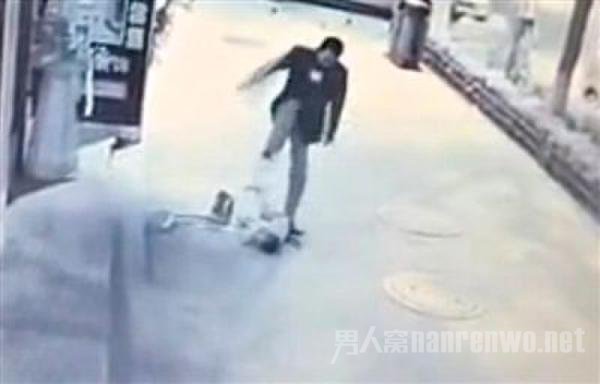 男子暴打扫地男童