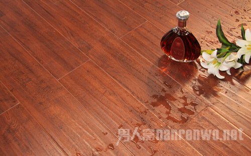 消费者除注重地板自身质量外，更应看其售后服务如何