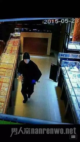 嫌犯得手后跑步逃离(监控截图)嫌犯得手后跑步逃离(监控截图)