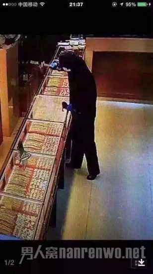 嫌犯抡锤砸开店铺玻璃柜台(监控截图)