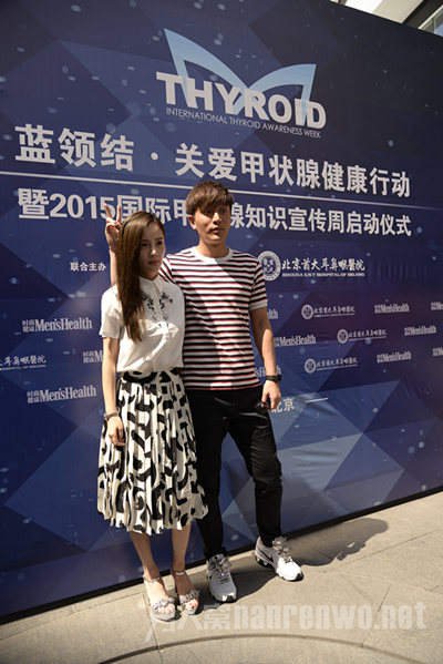 李小璐贾乃亮夫妇携手出席蓝领结•关爱甲状腺健康行动