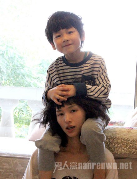 硬汉任天野的老婆儿子温馨照