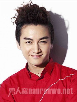 蓬松露额头发型