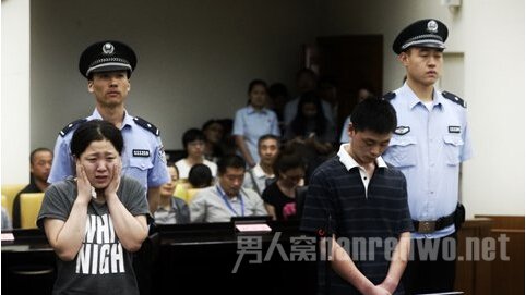 贾某(女)和王某在法庭上接受宣判