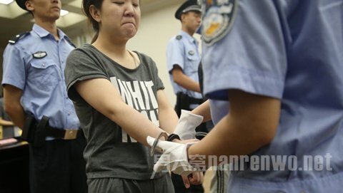 宣判后，法警给贾某戴上手铐
