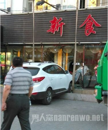 女司机错把油门当刹车越野车冲进粥店