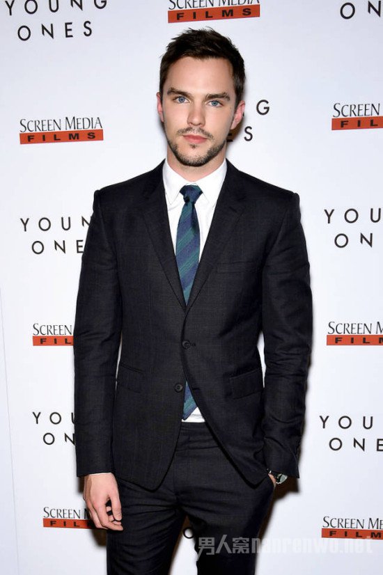 蓄胡子的Nicholas Hoult
