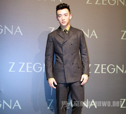郑恺身着Z Zegna灰色条纹双排扣西服套装出席佛罗伦萨男装展2015春夏系列发布会