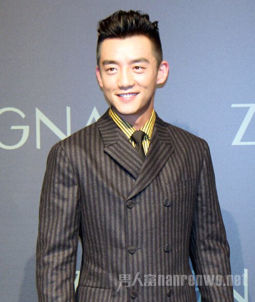 郑恺身着Z Zegna灰色条纹双排扣西服套装出席佛罗伦萨男装展2015春夏系列发布会