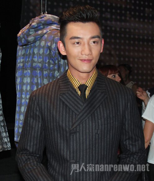 郑恺身着Z Zegna灰色条纹双排扣西服套装出席佛罗伦萨男装展2015春夏系列发布会