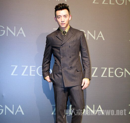 郑恺身着Z Zegna灰色条纹双排扣西服套装出席佛罗伦萨男装展2015春夏系列发布会