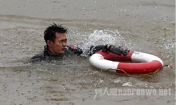 出水后双眼通红鼻孔流血