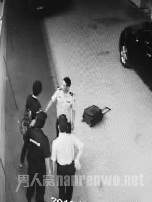 监控视频截图：被拦下列车后，小宁怒摔拉杆箱