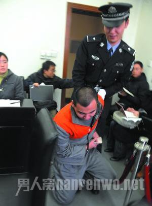 男子跪求外遇妻子别离婚被拒 便持刀杀死妻子