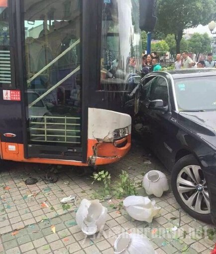 公交车顿时撞到黑色宝马轿车