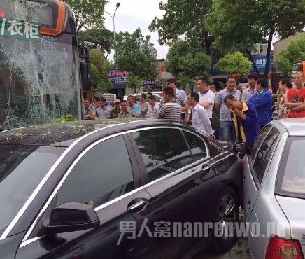 公交车失控撞坏宝马轿车