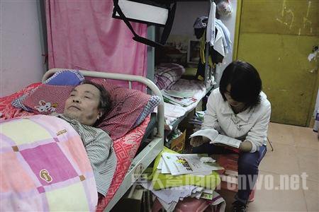 梁平县红旗中学，王亮在父亲的床边复习